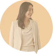 明るい表情の女性写真