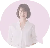 眼鏡をかけた笑顔の女性